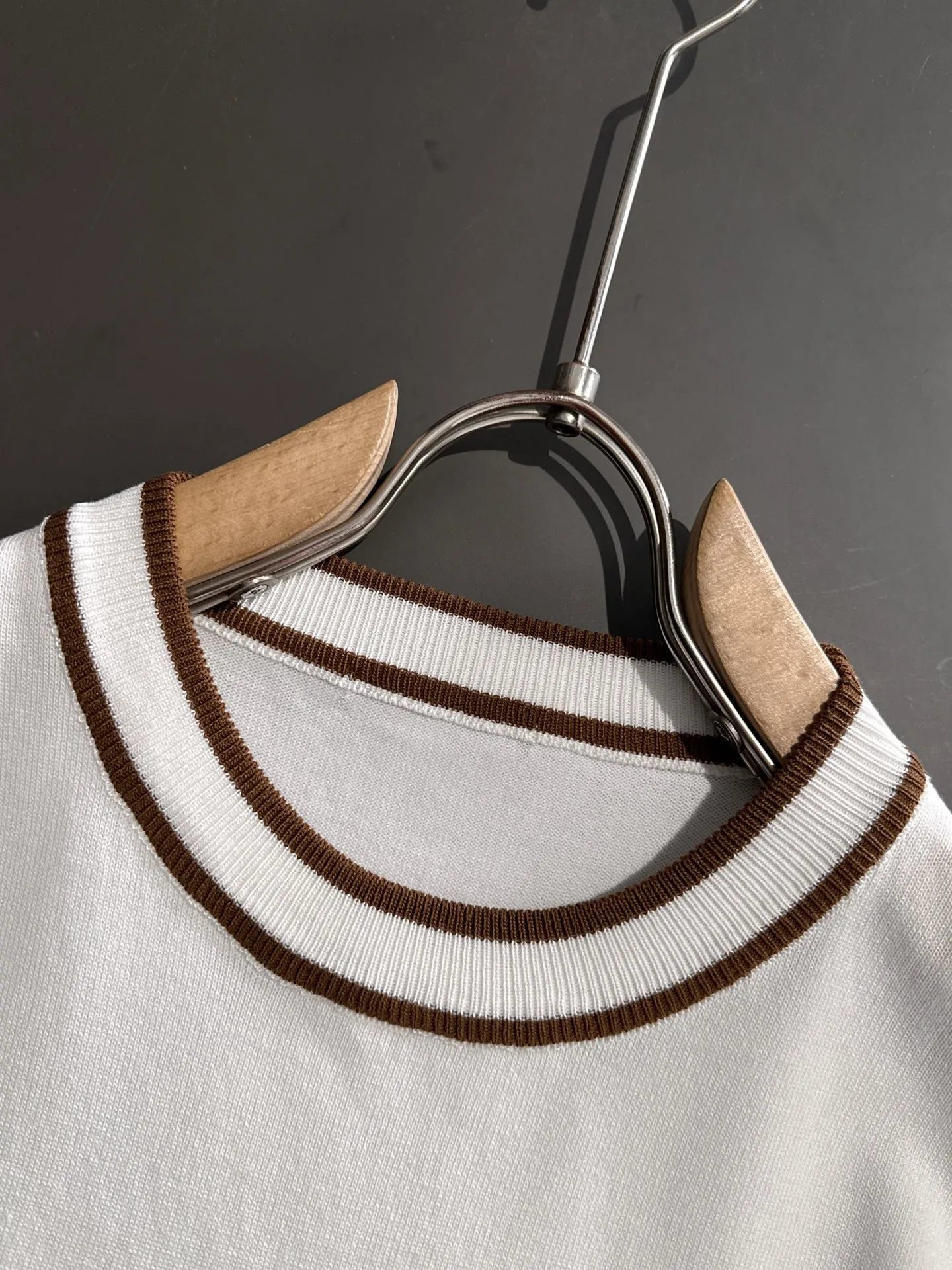 🅿️320 shipped next day, high quality Stone Island 2025 spring and summer new men's round neck short-sleeved T-shirt. Made of combed cotton yarn knitted cotton fabric, pure cotton high-weight special yarn, it feels full when weighed, and the upper body is more textured than ordinary T-shirts. This texture can cope with the weather easily, suitable for both hot and cold! The pattern on the chest adopts three-dimensional embroidery technology, and is perfectly produced stitch by stitch with reference to the original version! Loose fit design, looks noble. Size: M to XXXL